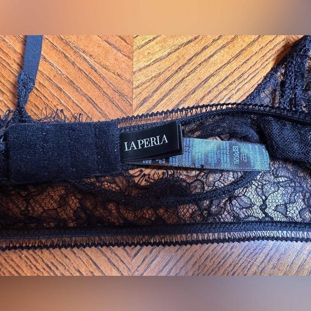 La Perla
Lace Onyx Suspender Belt - Picture 5 of 10